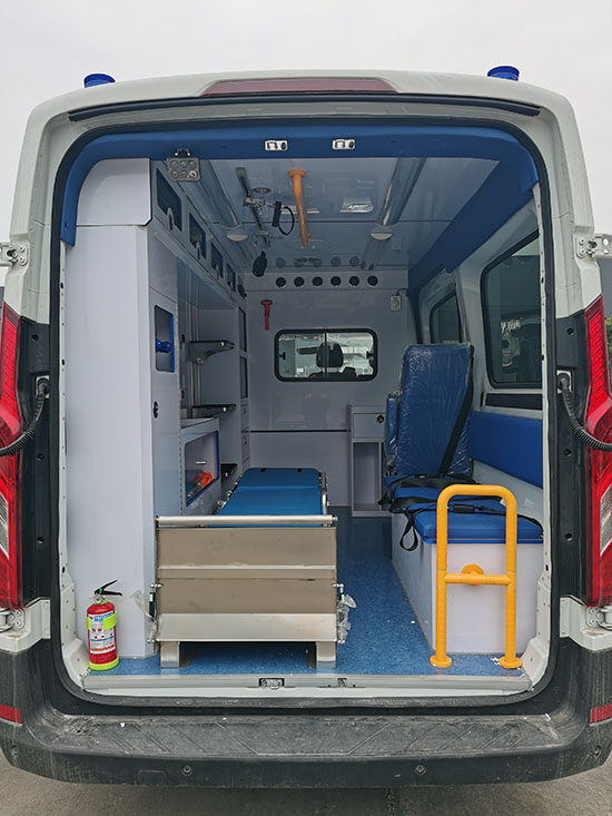 程力牌CL5040XJHS6YS型救護車(chē)