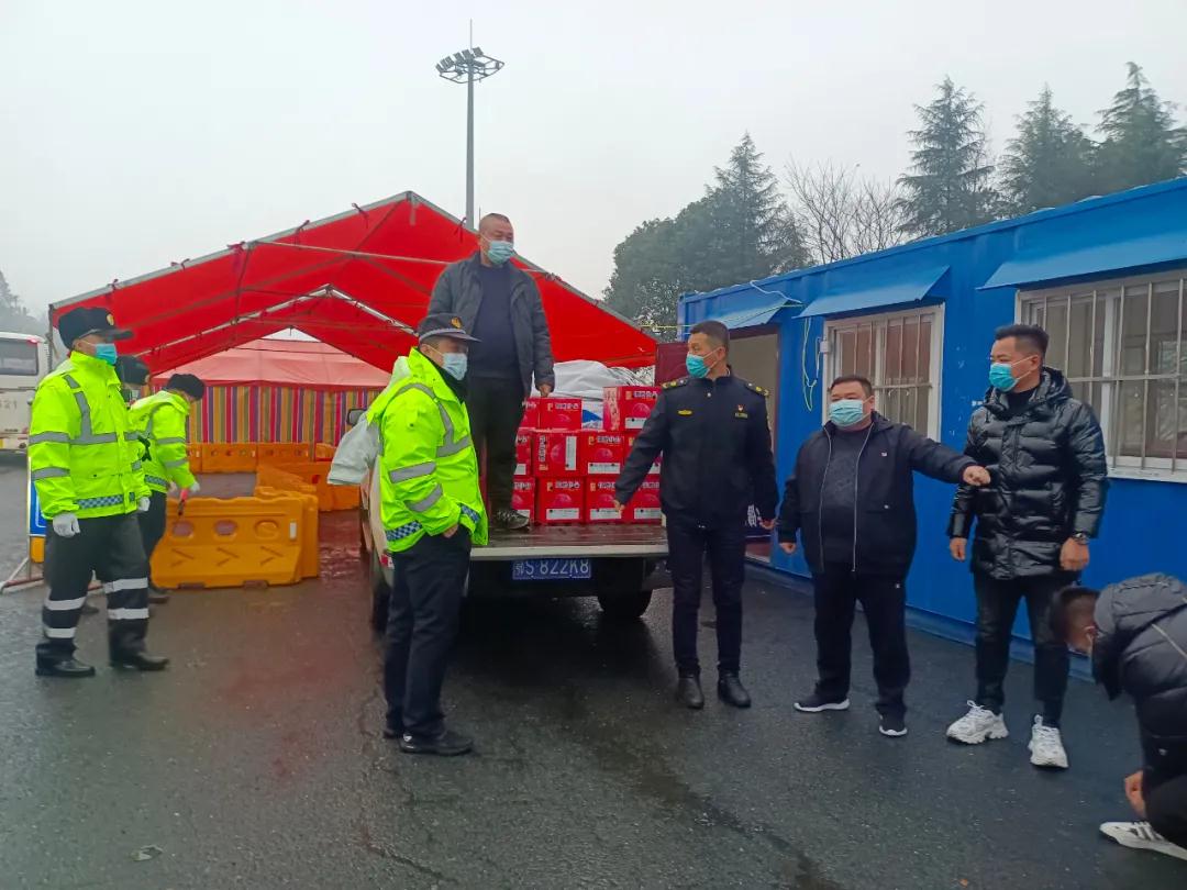 程力汽車(chē)公司工會(huì )組織志愿者慰問(wèn)一線(xiàn)抗疫工作人員